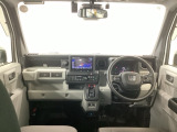 【前方視界】開放的な前方視界!運転がしやすく疲れにくいです♪窓が大きく、見通しがとっても良いおクルマですよ♪