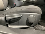 運転席にはドライバーの体型や好みに応じて前後方向だけでなく、高さの調整ができるシートリフターを装備!