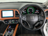 【ハンドル】運転にかかわる様々な操作を安全に行えるように視点移動が少なく操作性に配慮されたスイッチ類が凝縮されたコックピットです。