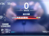 LDW(車線逸脱警報)が装備されておりドライバーが意図せずに白線を跨ぐと注意を促してくれます♪