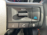 【プロパイロット】搭載。高速道路同一車線内走行時に、ステアリング、アクセル、ブレーキ操作をクルマがサポート。ドライバーの負担を軽減します。