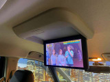 【純正フリップダウンモニター】付き☆後部座席に座りながら大画面でTVやDVDをお楽しみいただけます♪