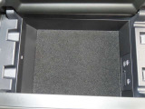 アームレスト内に、USBポートを二口備えています。運転席と助手席それぞれのスマホや電子小物を充電可能です。