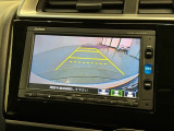 リバースギアに入れるだけで後方の表示へ切り替わります。夜間や雨の日の駐車も楽になりますよ。