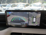 アラウンドビューモニターも装備しております。ご覧のように車体を真上か見たような映像なので、車庫入れの苦手なお客様ももうご心配いりません。