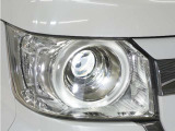 【LEDヘッドライト】省電力で、明るく遠くまで照らし、夜道や雨天などの走行の際、安心感を高めます。オートライト機構で周囲の明るさを感知し、自動で点灯、消灯します。