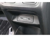 後部座席向けにもUSBソケットがついていますのでコードを繋げばスマートフォンなどの充電が出来ます!