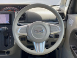 インテリアに合わせたデザインのステアリングは、運転される方のことも考え、運転しやすい形状、大きさです。是非一度、実際に触ってお確かめください。