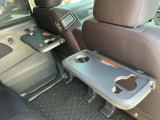 運転席、助手席後ろにはセカンドシート用テーブル&ドリンクフォルダーを装備しております♪