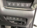 運転席のシートポジションメモリー機能が付いております。ボタンひとつでいつもの運転姿勢に戻せます。毎回シートを調整する手間がいらない便利な機能です。