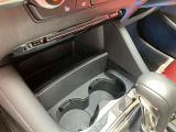 運転席と助手席の間には、カップホルダーも装備して、ドリンクを飲みながら、ドライブを楽しめます。