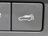 【パワーバックドア】スマートキーや運転席のボタンを押すだけでリアゲートが自動で開閉します!荷物を持っている時や、高い位置にあるバックドアを閉める際に便利な機能です♪