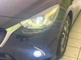 【LEDヘッドライト】悪天候や夜間走行時も良好な視界を確保し安心して運転できる高輝度LEDヘッドライトを装備!点灯速度が早く、消費電力も抑えられています。