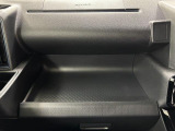 助手席側のインパネトレイは大きくてボックスティッシュも置けます!
