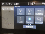 Bluetooth(ブルートゥース)接続機能付き。 スマートホンなどからお気に入りの音楽をワイヤレス再生できます。 ドライブがさらに楽しくなりますね♪