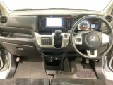 車内は光触媒抗菌消臭施工済です。インパネ周りはスタイリッシュなデザインです。グローブボックスやカップホルダーのほかにトレーなどたくさんの収納スペースが付いています。