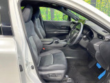運転席まわりには十分なスペースがあり、大柄な方でもゆったり運転していただける環境です。