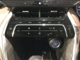 【オートエアコン】一度お好みの温度に設定すれば、車内の温度を検知し風量や温度を自動で調整。暑い&hellip;寒い&hellip;と何度もスイッチ操作をする必要はありません。快適な車内空間には必須の機能ですね♪