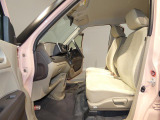 【フロントシート】体を優しく支えてくれるシート形状。長時間の運転でも疲れにくく、座面を中心に念入りに清掃済みです。