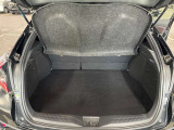 トランク収納スペースをご確認ください。荷物の積み下ろしがしやすい広さを確保しており、日常使いからレジャーまで幅広く活用できます。
