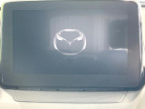 【マツダコネクトナビ】車内の雰囲気にマッチした一体型タイプのナビ。各種車輌設定やBluetooth再生等、様々な機能が楽しめます。直感的なダイヤル操作が可能で、使い勝手も良好です。