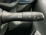 【オートライト】車のセンサーが周囲の明るさを感知し、自動でヘッドライトを点灯・消灯する機能です。この機能は夕暮れ時の交通事故が多い時間帯の安全性を高めてくれます。