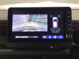 バックギアに入れますとご覧のような画像に自動的に切り替わります。車庫入れ時に役立ちます。