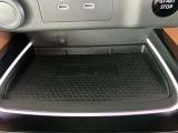 ワイヤレス充電器(メーカーオプション)。Qi規格対応スマートフォンの充電器を、センターコンソールに装備。USBコードを接続することなく、手軽に充電出来ます。