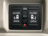【両側パワースライドドア】両側がパワースライドドアになっており、運転席のスイッチやスマートキーでも開閉が可能です!開口部も広いので乗り降りも楽々♪