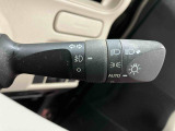 【オートライト】 周囲の明るさに応じて、ヘッドランプを自動的に点灯・消灯してくれるので、とても便利です。