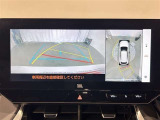 【パノラミックビューモニター】専用のカメラにより、上から見下ろしたような視点で360度車の周囲を確認することができます。