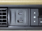 エアコン操作パネルの左側に、スマートフォンなどの充電可能なUSB端子と、音源などの外部入力の可能なUSB端子がついています。移動中に充電もできるので便利です。