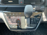 スポーツシフトに入れてマニュアル車感覚の走行が出来ます。山道走行や高速道路の走行に大活躍です★