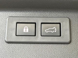 【パワーバックドア】スマートキーや運転席のボタンを押すだけでリアゲートが自動で開閉します!荷物を持っている時や、高い位置にあるバックドアを閉める際に便利な機能です♪