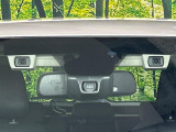 【アイサイトVer3】前方の車両等を検知し、衝突しそうな時は警報で注意を促し、ブレーキを踏む力をサポート。ブレーキを踏めなかった場合は衝突被害軽減ブレーキが作動、衝突回避をサポートします。