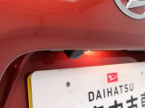 後退時に車両の後ろ側をモニター画面に表示します。車庫入れなどでバックする際に後方確認ができて便利です。車庫入れが苦手な人もこれで安心。
