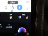 ハンドルヒーターと運転席・助手席ヒーター&ベンチレーション付シートです。暑い時期も寒い冬も快適に過ごせるうれしい装備です。
