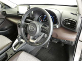 【運転席まわり】・・・ハンドルやシートなども隅々までクリーニング済み。キレイな車内でドライブがより一層快適にお楽しみいただけると思います。