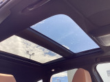 サンルーフの開放感により車内はいつも明るく、自然と会話が弾んでドライブも一段と楽しくなります。