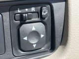 電動格納ミラーは駐車時や狭いとこなどやっぱりあると便利ですよ。