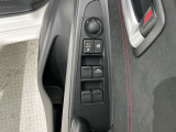 狭い駐車場で便利な電動格納ドアミラーが付いています。