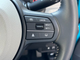 予め設定した速度で定速走行。先行車に近づいたら、システムが先行車との距離や速度差を測定し、自動的に加減速。適切な車間距離を維持しながら追従走行します。