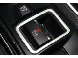 電動パーキングブレーキを採用。指で軽く引き上げればパーキングブレーキが掛かり、押すと解除ができます。