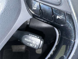 クルーズコントロール機能が付いています。 速度を設定するとアクセルを踏まなくても一定の速度で走ることができます。  高速道路ではとても便利な装置なんです。