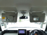 運転席にサンバイザー裏にはバニティミラーが備わっていますので、車の外に出る前にパパッと身だしなみをチェックすることができて便利ですよ♪