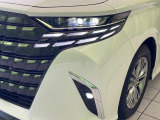 【LEDヘッドライト】悪天候や夜間走行時も良好な視界を確保し安心して運転できる高輝度LEDヘッドライトを装備!点灯速度が早く、消費電力も抑えられています。
