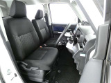 高いホールド性で運転姿勢が安定します。長距離ドライブでも疲れにくいのが魅力です。快適なドライビングライフをお送りください♪