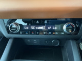 【左右独立オートエアコン】左右席で独立温度コントロールが可能です。運転席はキンキンに冷やして助手席はマイルドにと言った設定が可能です☆暑さ寒さでケンカすることもなくなりますね♪
