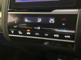 【オートエアコン】一度お好みの温度に設定すれば、車内の温度を検知し風量や温度を自動で調整。暑い&hellip;寒い&hellip;と何度もスイッチ操作をする必要はありません。快適な車内空間には必須の機能ですね♪