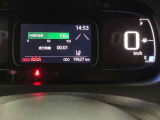 視認性に優れたメーターを採用しており、走行中でも車速や情報が分かりやすく表示されます。運転時の視線移動をむりのない範囲に抑え、快適で安心感のあるドライブをサポートします。